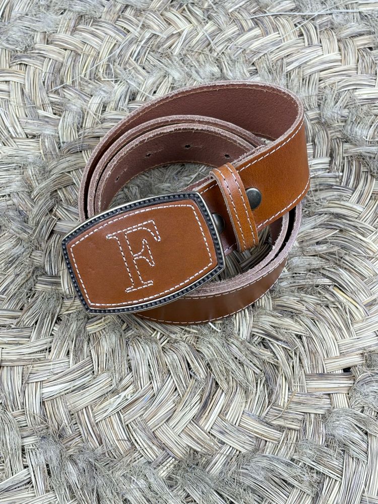 Hebilla rectangular inicial bordada L