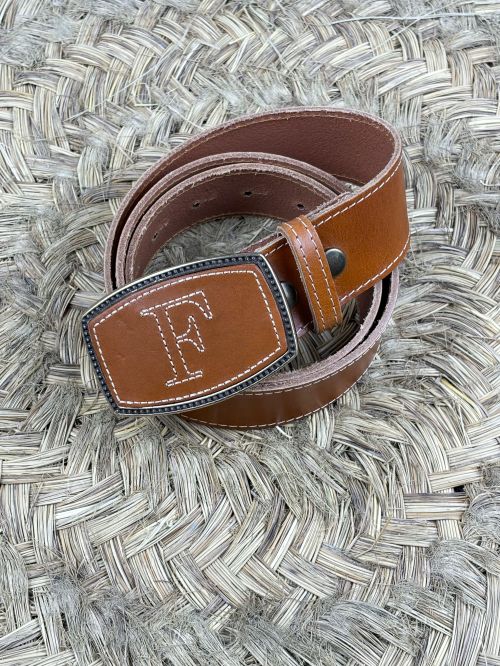 Hebilla rectangular inicial bordada P