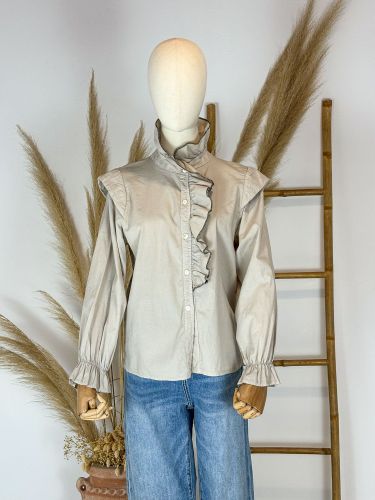 Blusa taupe con volante en el cuello y hombreras