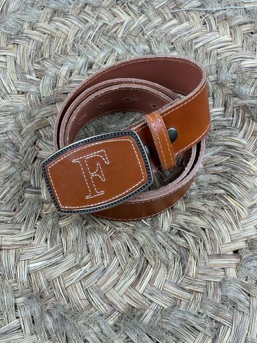 Hebilla rectangular inicial bordada C 2