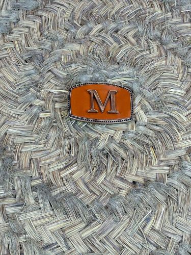 Hebilla rectangular inicial relieve M