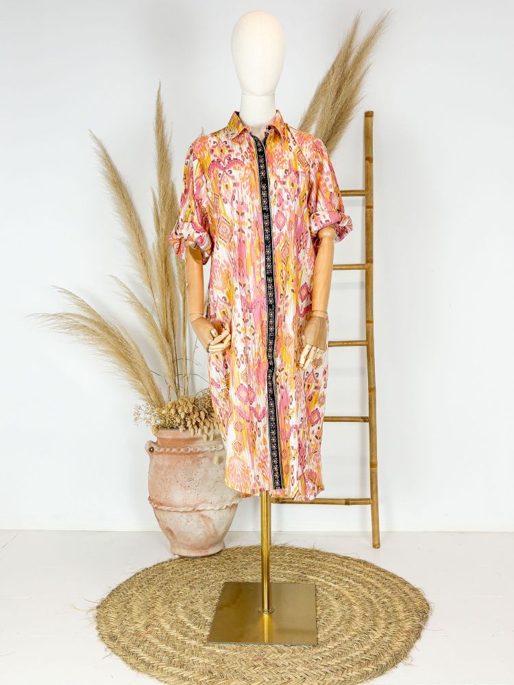 Vestido camisero midi con botones estampado étnico tonos rosa, naranja y cenefa negra