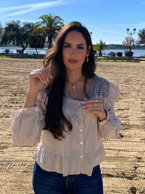 Blusa evasé taupe pechera con hilo