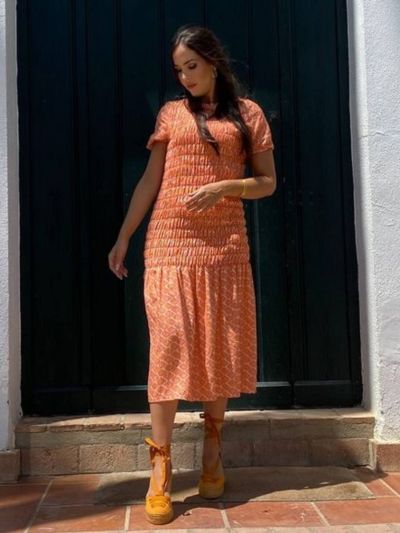 Vestido midi cuerpo panal coral y amarillo