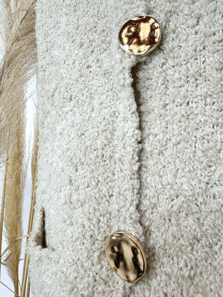 Chalequillo lana rizada con maxi botones Chalequillo lana rizada con maxi botones