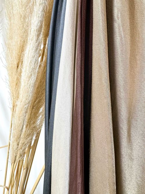 Falda raso color crudo