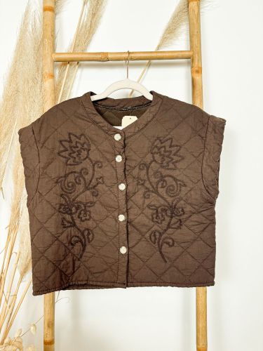 Chalequillo marrón acolchado bordado