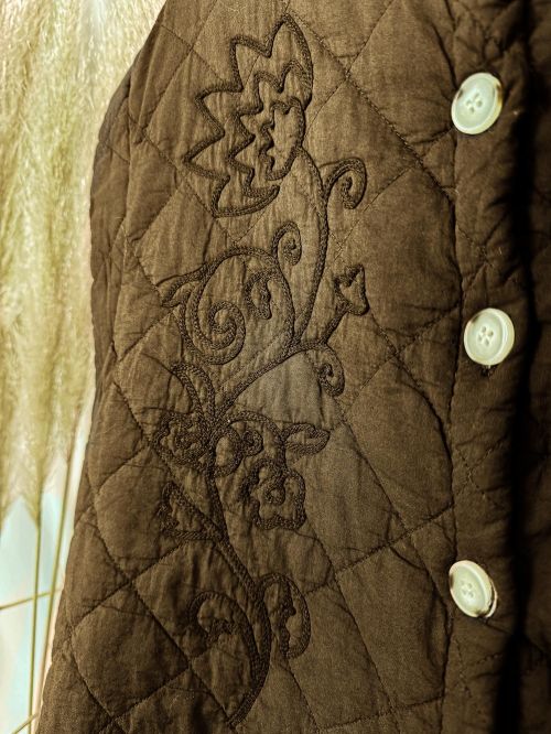 Chalequillo marrón acolchado bordado