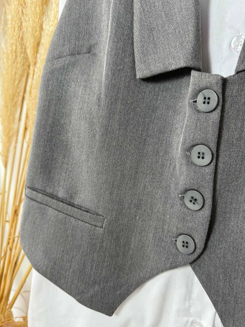 Chalequillo gris cuello cuadrado