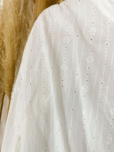 Blusa blanca perforada 2