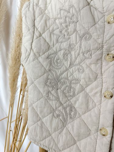 Chalequillo beige acolchado bordado 2