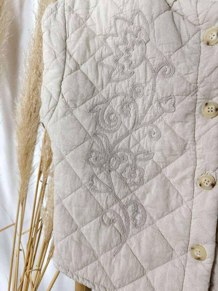 Chalequillo beige acolchado bordado