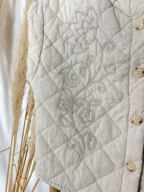 Chalequillo beige acolchado bordado