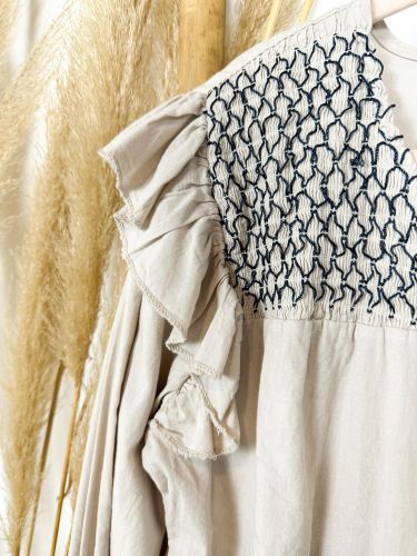 Blusa evasé taupe pechera con hilo 2