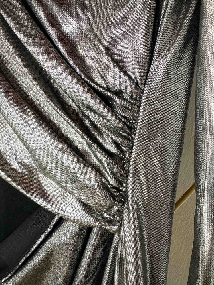 Vestido plateado apertura