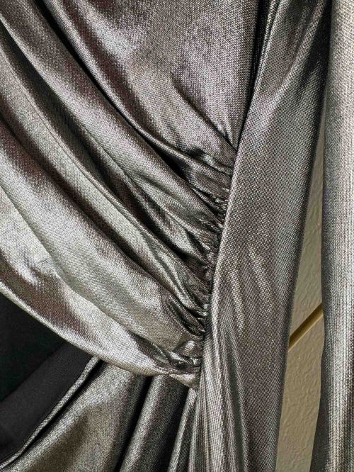 Vestido plateado apertura