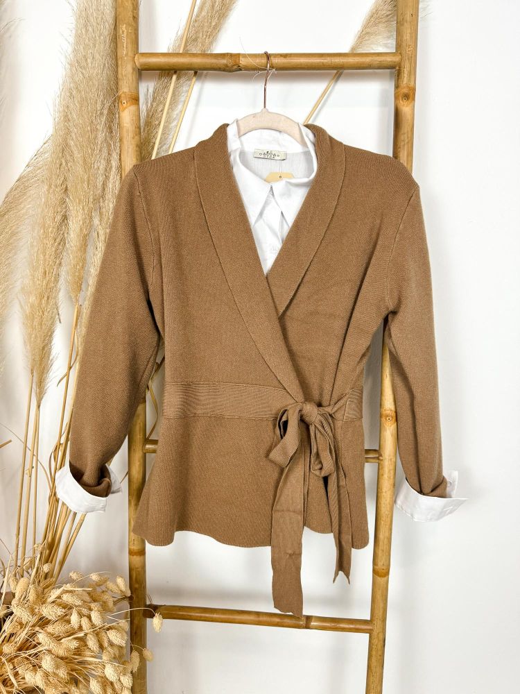 Chaqueta de punto camel con lazada