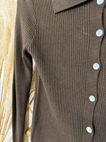 Rebeca canalé marrón con cuello 2