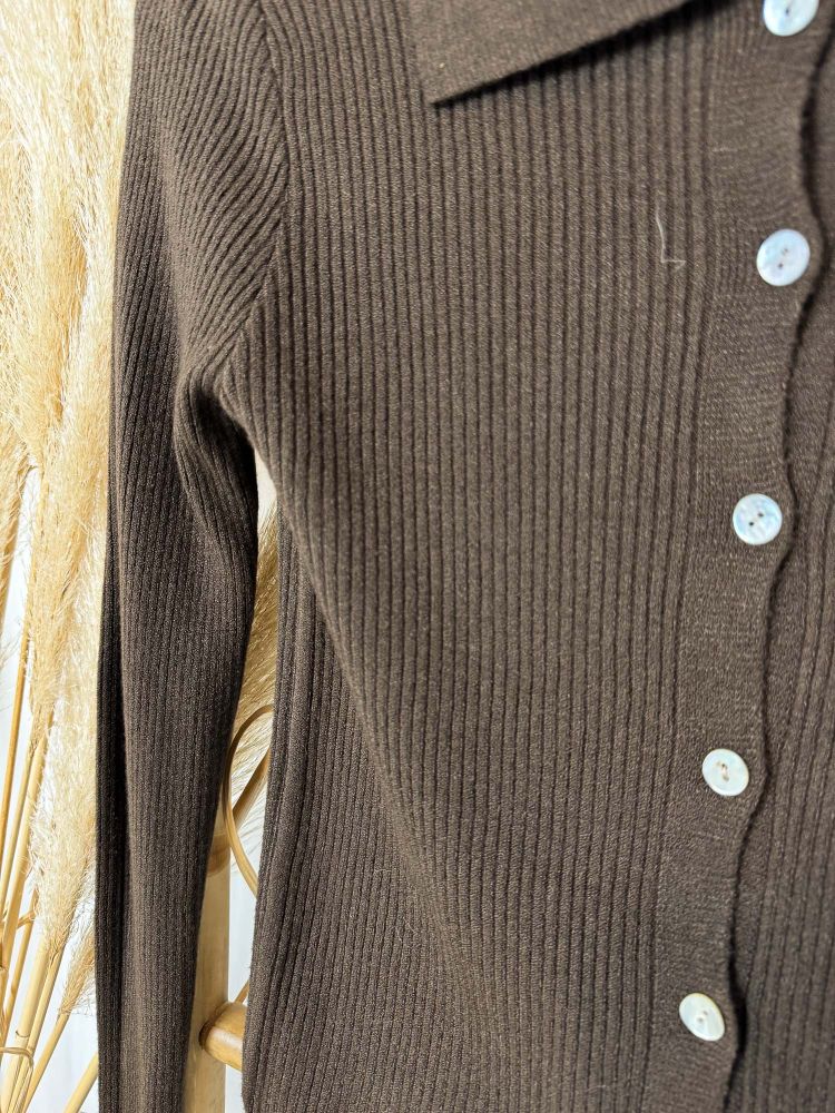 Rebeca canalé marrón con cuello