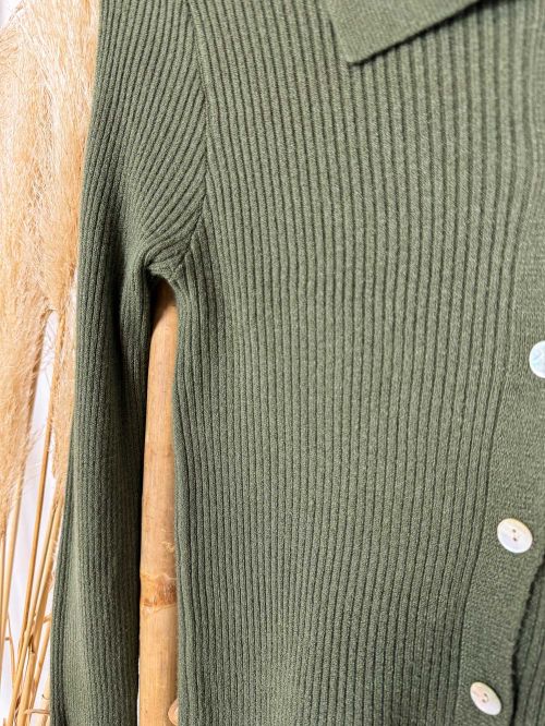 Rebeca canalé verde con cuello