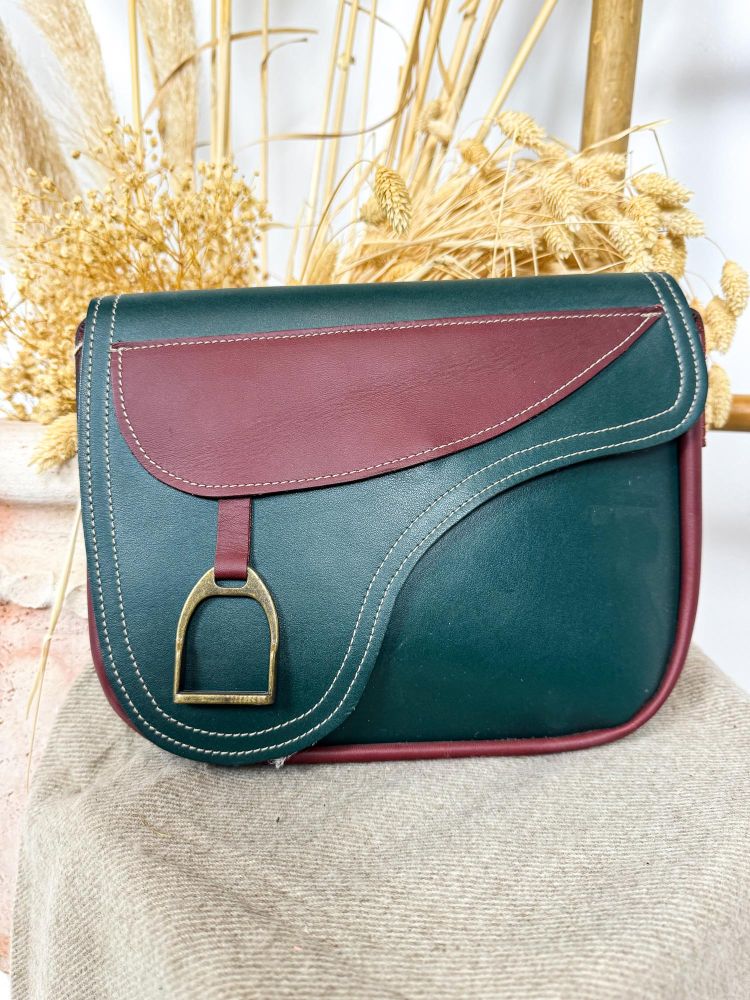 Bolso de piel verde y cereza