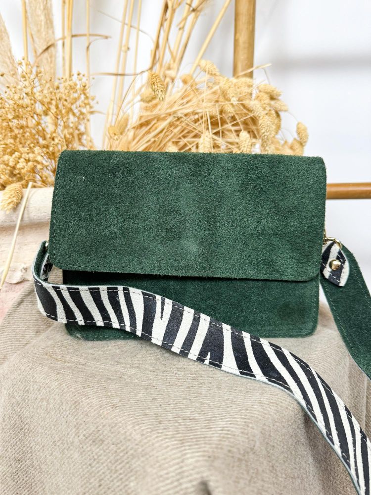 Bolso pequeño ante verde