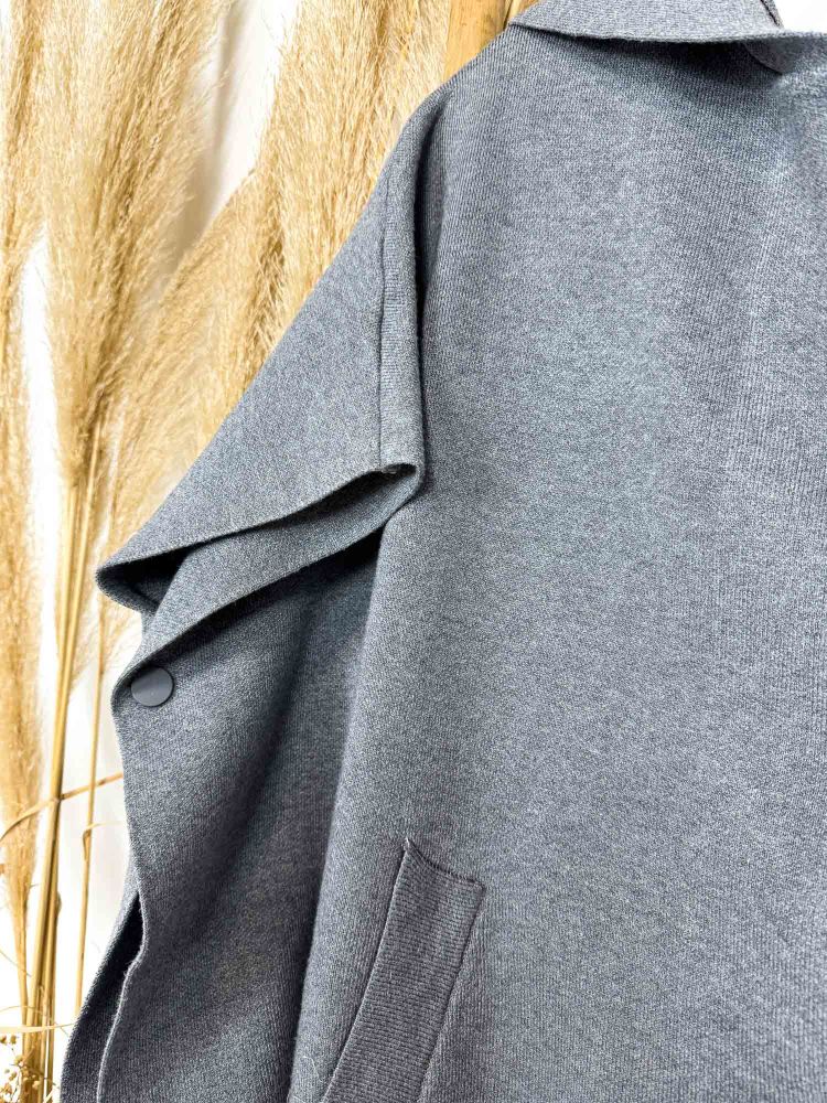 Chaqueta larga gris con flecos Chaqueta larga gris con flecos