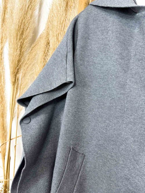 Chaqueta larga gris con flecos