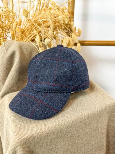 Gorra de visera azul y roja