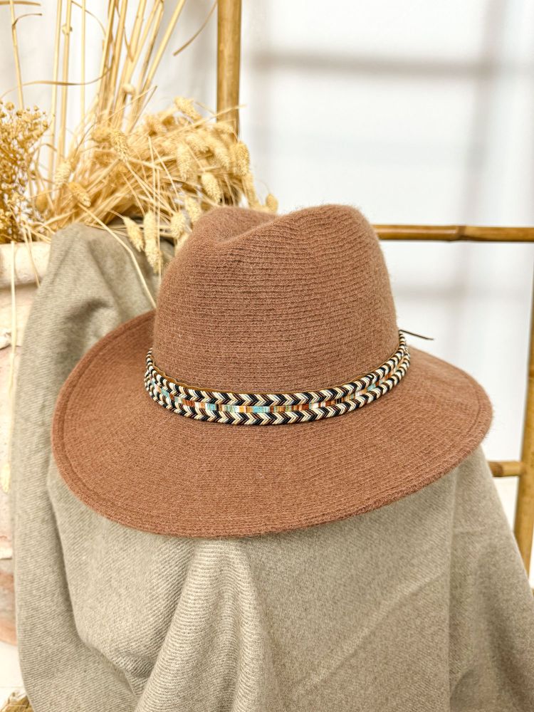 Sombrero de lana camel con cinta étnica de colores