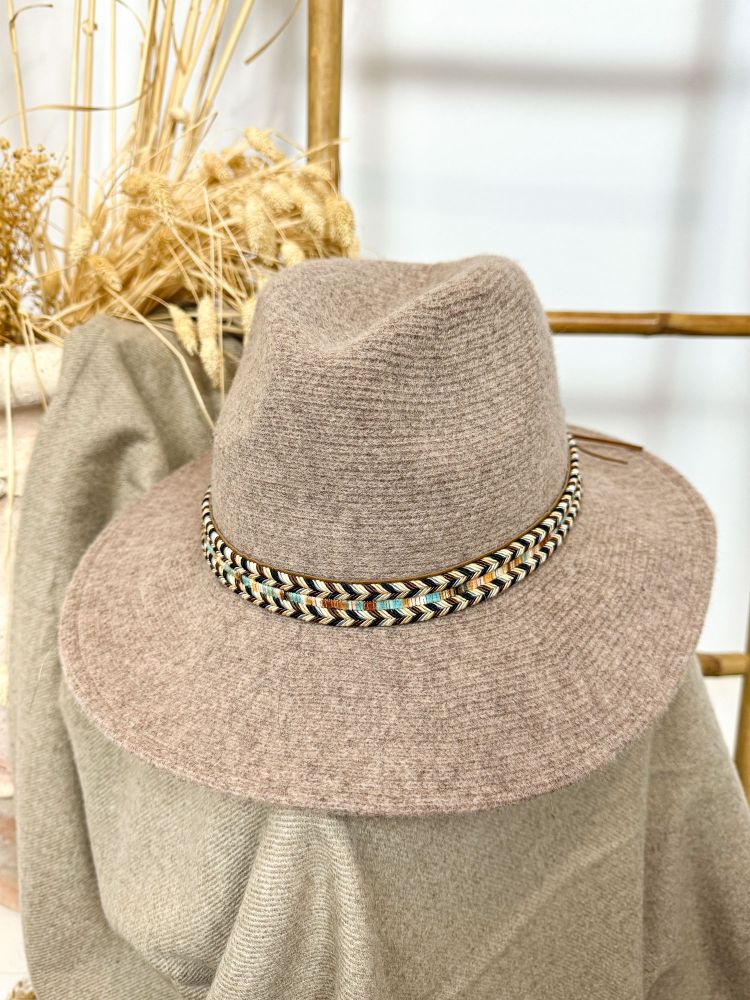 Sombrero de lana taupe con cinta étnica de colores