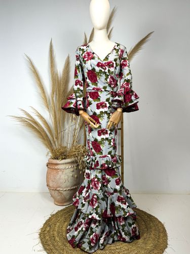 Traje de flamenca ajustado gris estampado flores burdeos