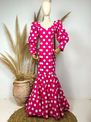 Traje de flamenca sirena fucsia con lunar mediano blanco