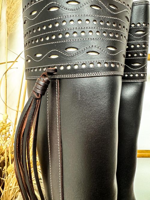 Boto de piel castaña tacón cenefa picada modelo 446