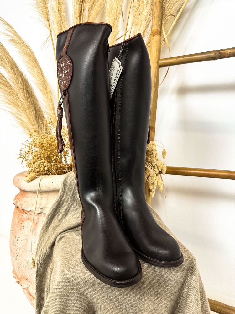 Boto de piel castaña sol picado y...