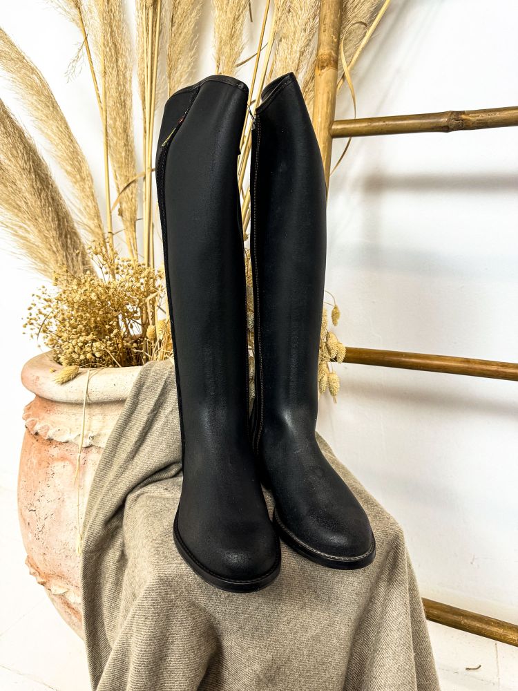 Boto de piel negro clásica talonera ante