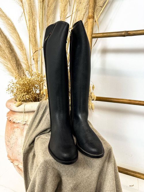 Boto de piel negro clásica talonera ante