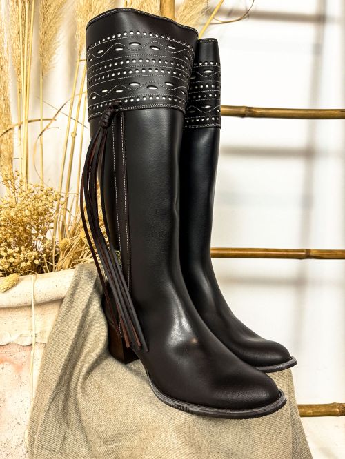 Boto de piel castaña tacón cenefa picada modelo 446