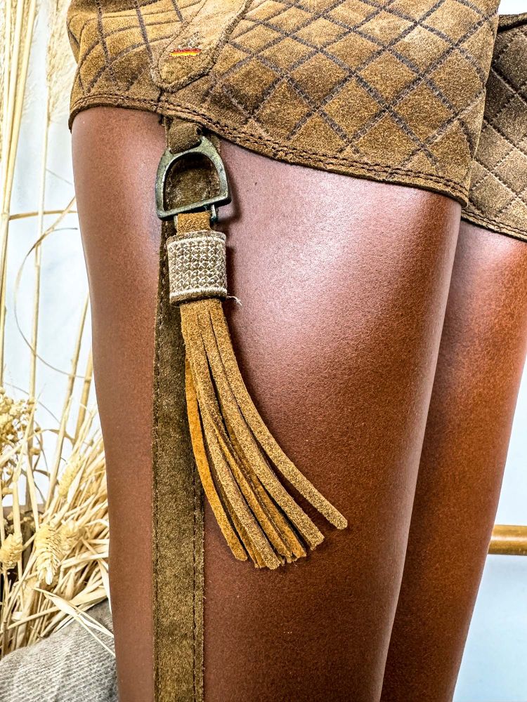 Boto de piel avellana ante labrada...