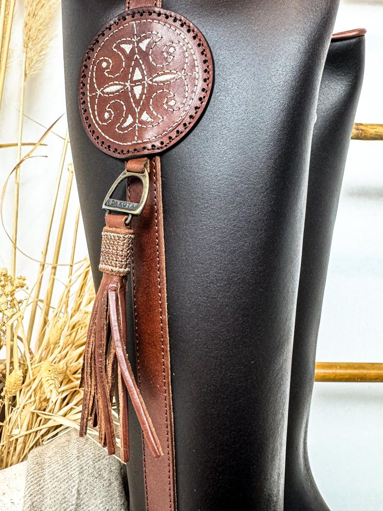 Boto de piel castaña sol picado y...