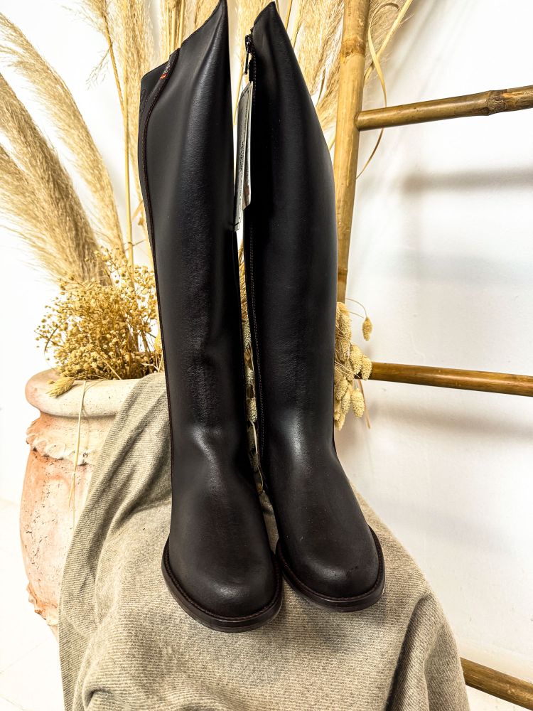 Boto de piel castaña clásica elástica...