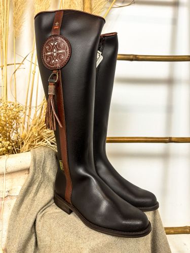 Boto de piel castaña sol picado y fleco color avellana...