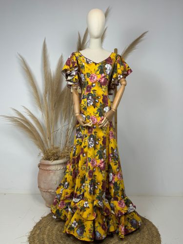 Traje de flamenca de nesgas amarillo,estampado flores...