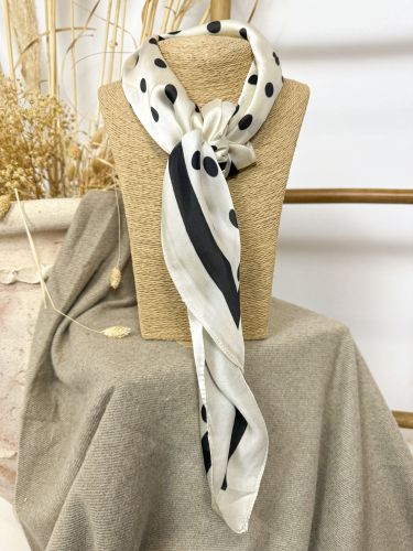 Pañuelo seda 80x80 blanco con lunares negros
