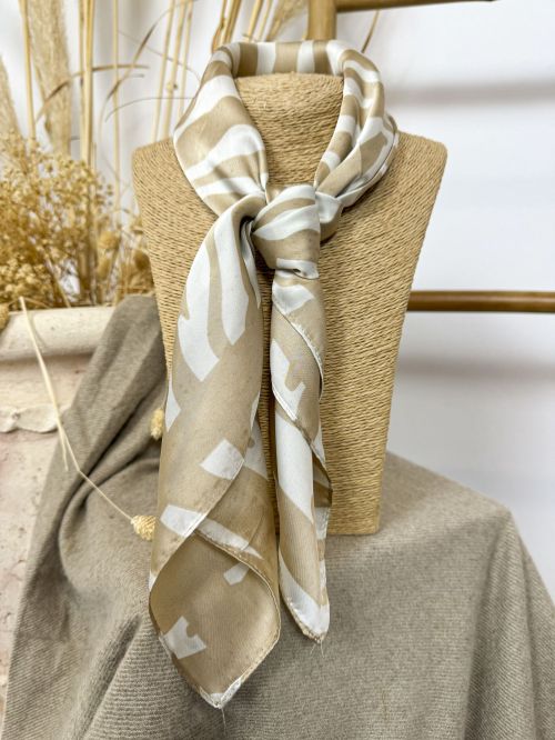 Pañuelo seda 70x70 cebra camel