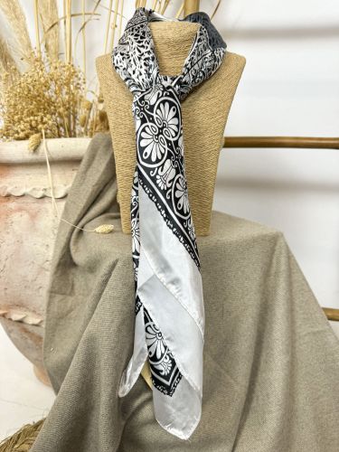 Pañuelo con cuadros y  brocados