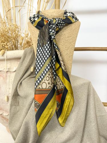 Pañuelo seda 90x90 ocre, pata gallo blanca y negra con...