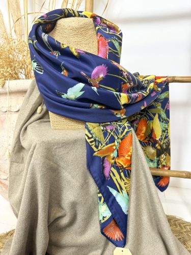 Pañuelo 125x125 cm azul estampado colibrí colores