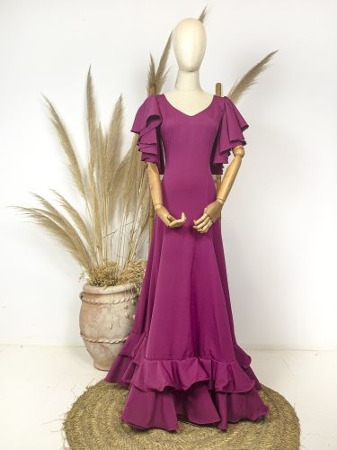 Traje de flamenca de nesgas color buganvilla con 2...