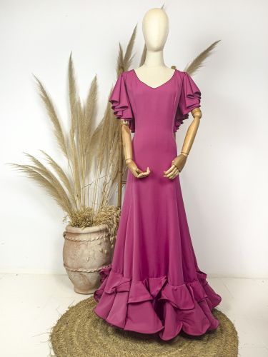 Traje de flamenca de nesgas color rosa con 2 volantes...